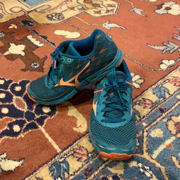 Mizuno wave running shoes - Picture 2 of 3